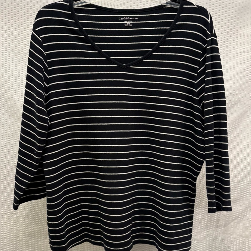 Croft & Barrow Women's Striped Top In A Black and White Pima Cotton V-neck 1X
